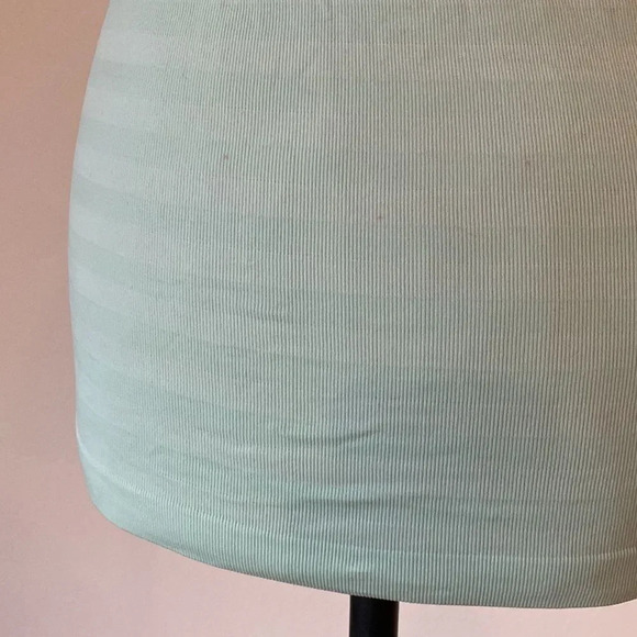 Lululemon sz 6 light turquoise blue tank bra great pre owned condition - Picture 3 of 7